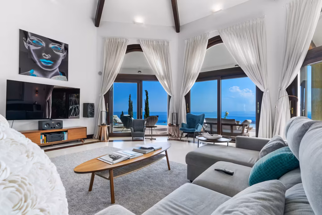 Luxury rentals property in Marbella with sea view terrace, enormous living room and infinity pool.